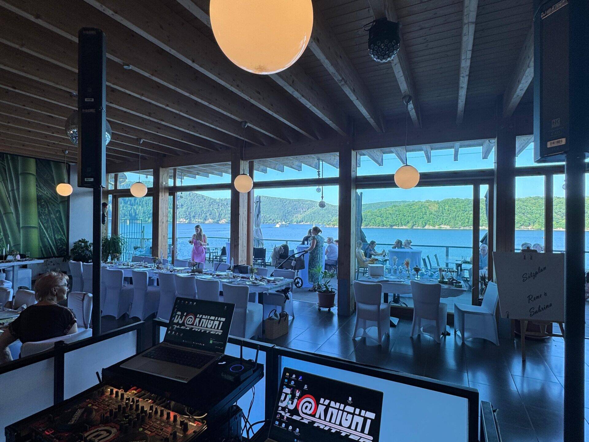 DJ@Knight begleitet eine Hochzeit im Beachclub Nideggen-Schmidt direkt am Rursee – professionelle Tontechnik, entspannte Atmosphäre und eine traumhafte Aussicht.