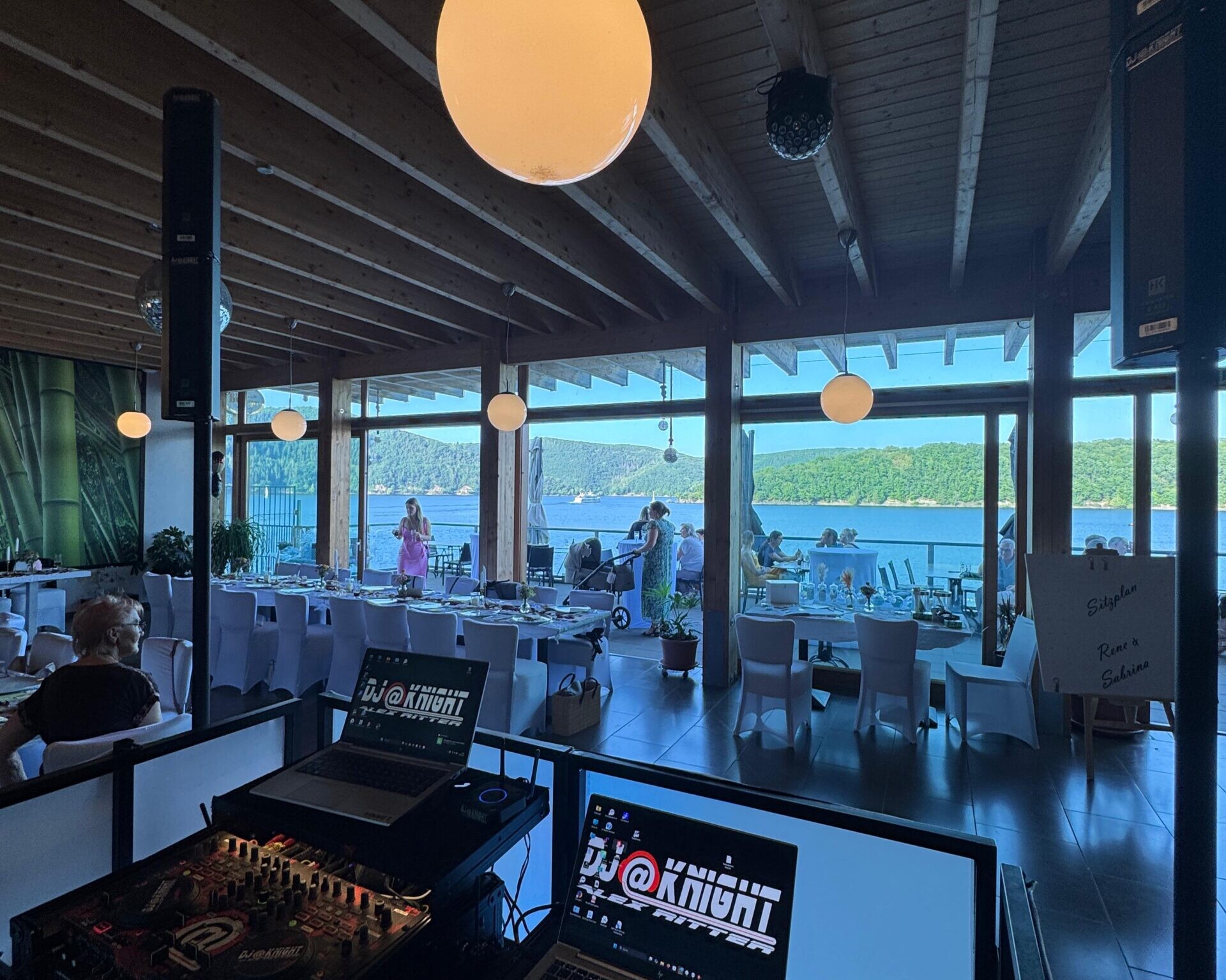 DJ@Knight begleitet eine Hochzeit im Beachclub Nideggen-Schmidt direkt am Rursee &ndash; professionelle Tontechnik, entspannte Atmosph&auml;re und eine traumhafte Aussicht.
