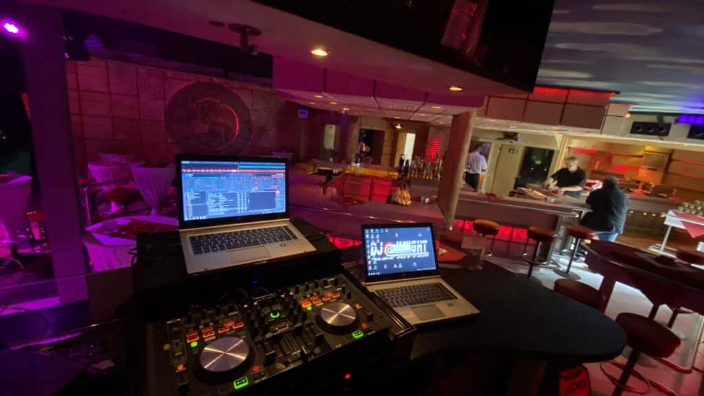 Professioneller DJ in Aachen mit moderner Veranstaltungstechnik